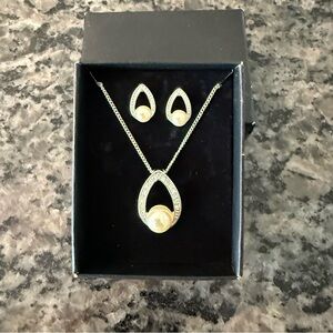 Silver Teardrop Pearl Necklace and Earring Set - Silvertone